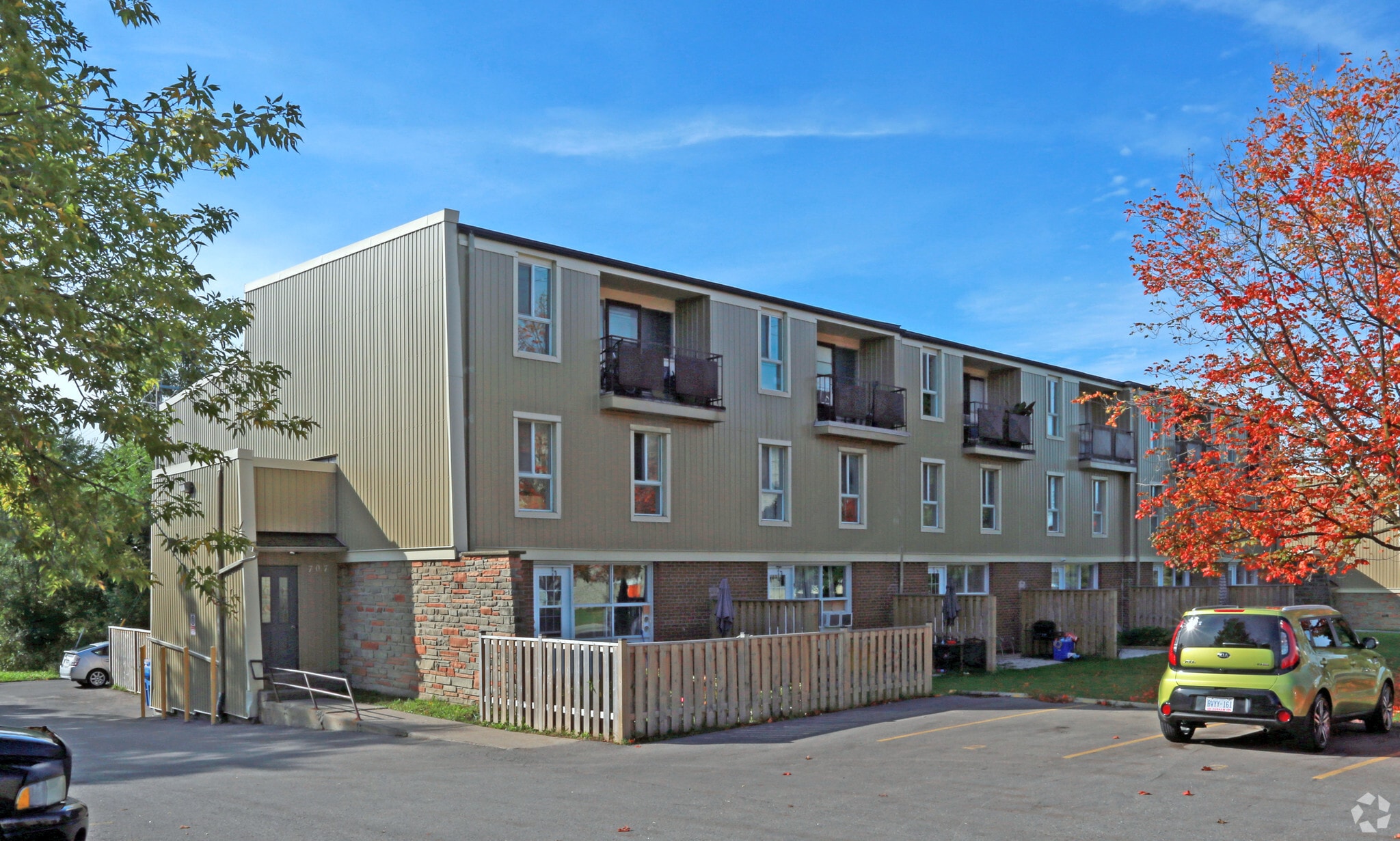 707-711 W Dundas St, Whitby, ON for sale Primary Photo- Image 1 of 7