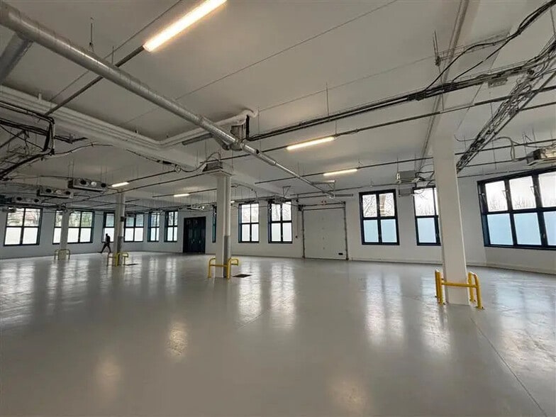 Flex in Fresnes for lease - Interior Photo - Image 3 of 7