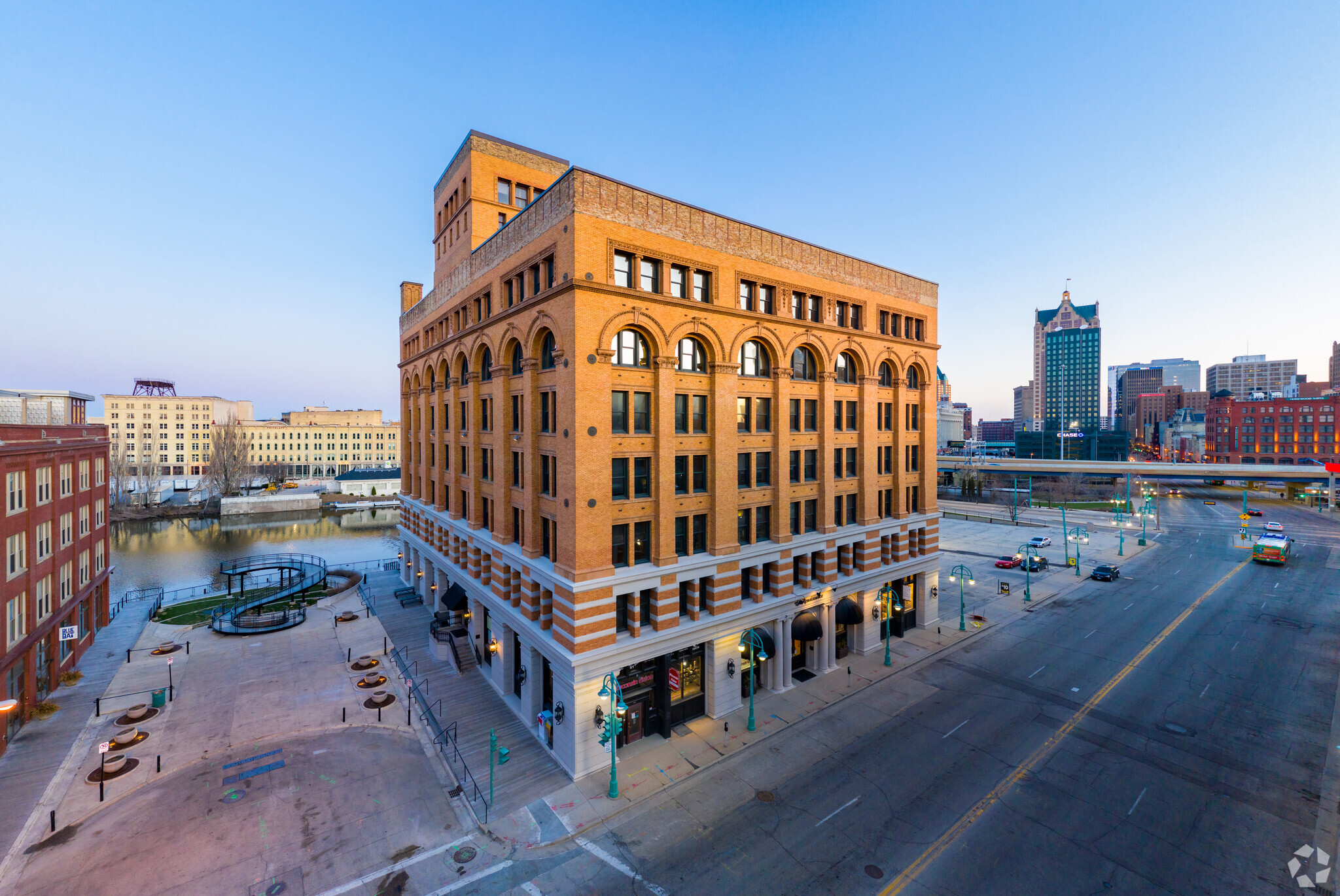 301-309 N Water St, Milwaukee, WI for lease Building Photo- Image 1 of 13