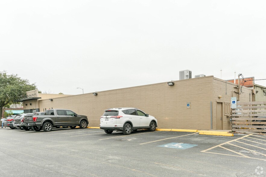 225 W 19th St, Houston, TX for lease - Building Photo - Image 2 of 4