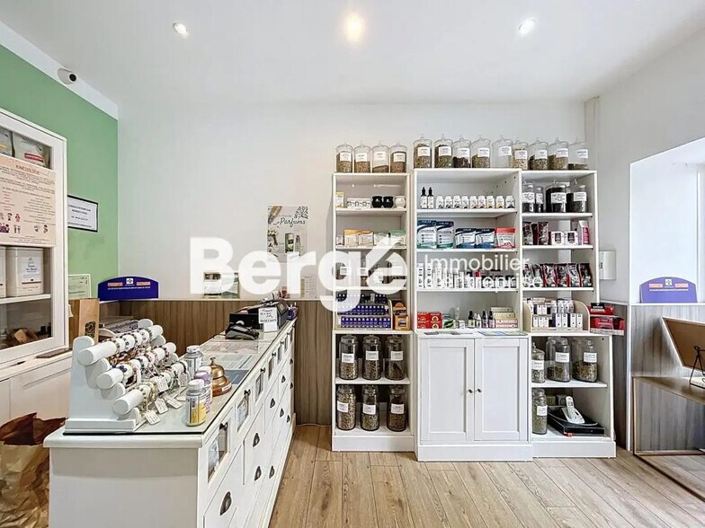 Retail in Nice for lease - Interior Photo - Image 2 of 7