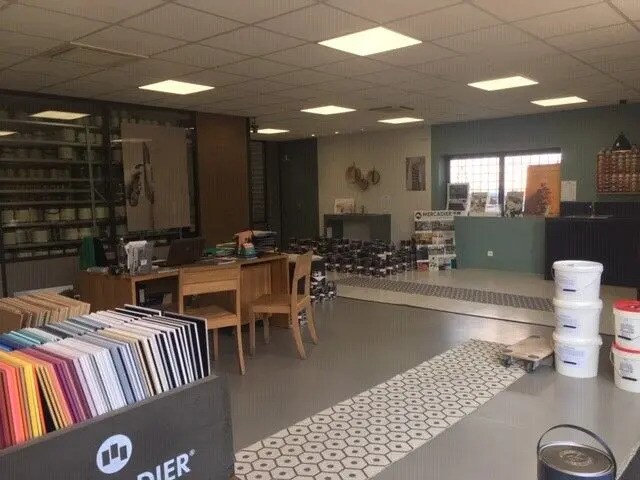 Flex in Aix-en-Provence for lease - Interior Photo - Image 2 of 4