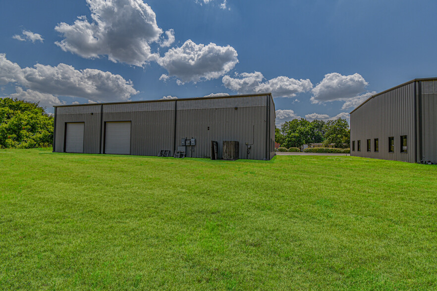 315 Industrial Park Blvd, Willis, TX for lease - Building Photo - Image 2 of 33