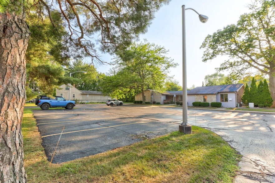 2215 N Center Rd, Saginaw, MI for sale - Building Photo - Image 2 of 29