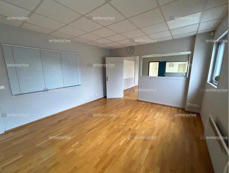 Office in Lacroix-Saint-Ouen for lease - Building Photo - Image 3 of 8