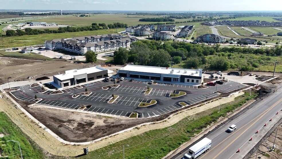 2301 W San Antonio St, Lockhart, TX for lease - Building Photo - Image 1 of 12