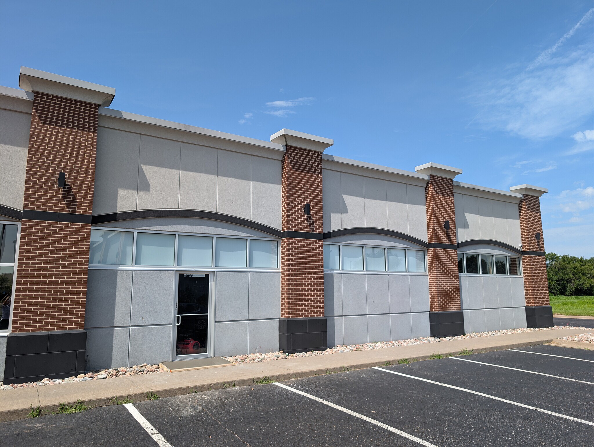 7335 W 33rd St, Wichita, KS for lease Building Photo- Image 1 of 6