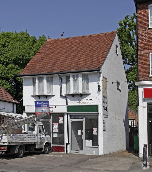 2 Elm Av, Ruislip, MDS HA4 8PD