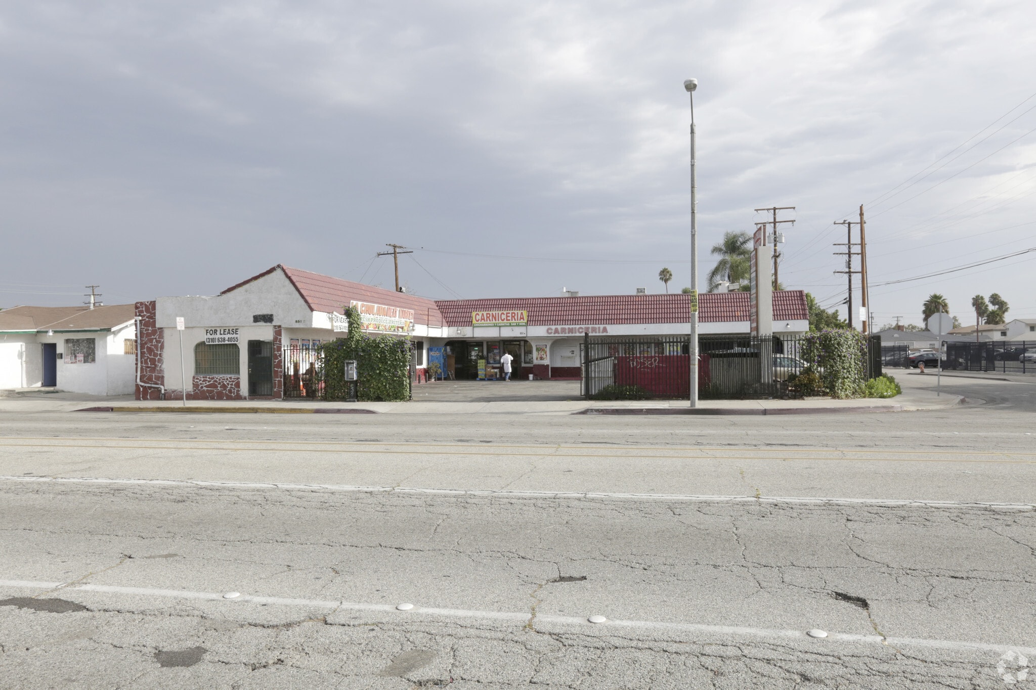 851 E Compton Blvd, East Rancho Dominguez, CA for lease Primary Photo- Image 1 of 4