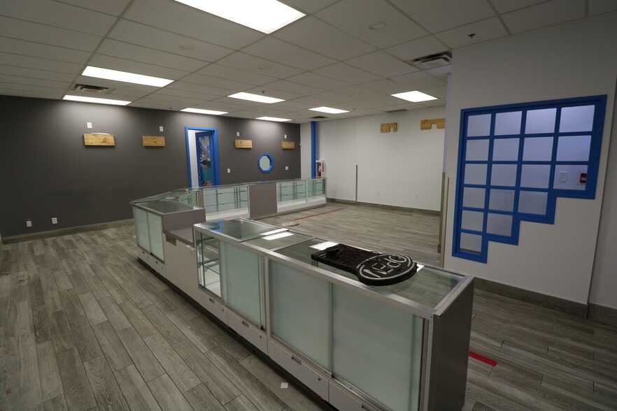 10022 167 St NW, Edmonton, AB for lease - Building Photo - Image 3 of 15