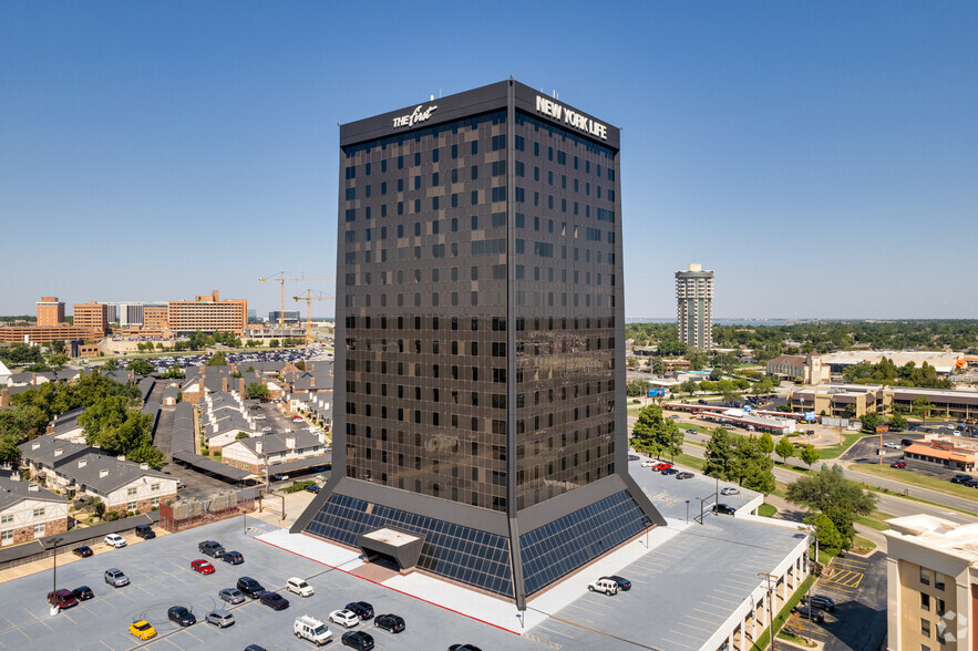 3030 NW Expressway, Oklahoma City, OK for lease - Building Photo - Image 1 of 18