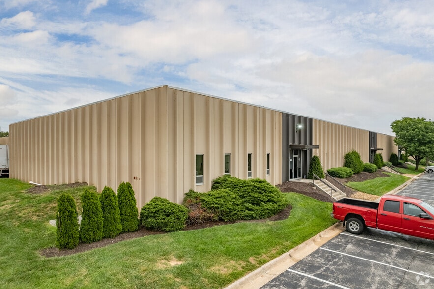 9900 Pflumm Rd, Lenexa, KS for lease - Building Photo - Image 1 of 4