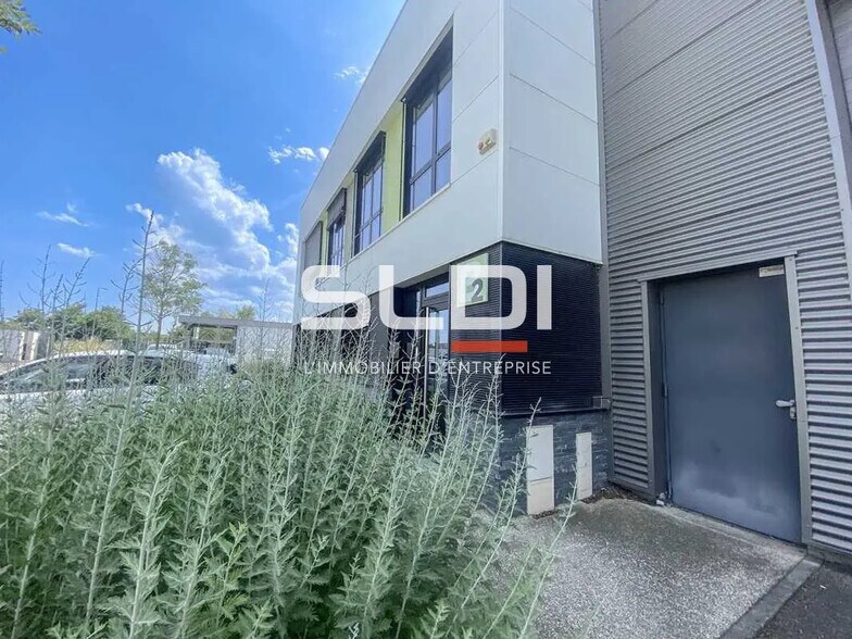 Office in Vaulx-en-Velin for lease - Building Photo - Image 1 of 6