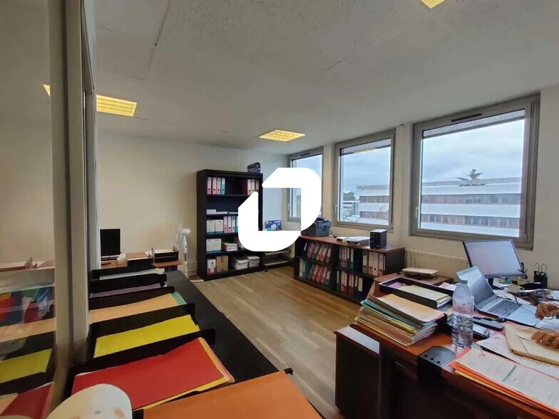 Office in Le Chesnay-Rocquencourt for lease - Interior Photo - Image 2 of 13
