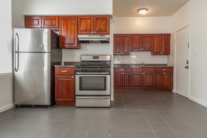 7 Newark Bay Ct, Bayonne, NJ for sale - Interior Photo - Image 3 of 17