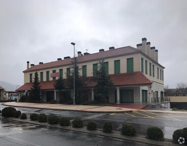 Avenida Marqués de Santillana, 28, Moralzarzal, Madrid for sale - Building Photo - Image 2 of 2