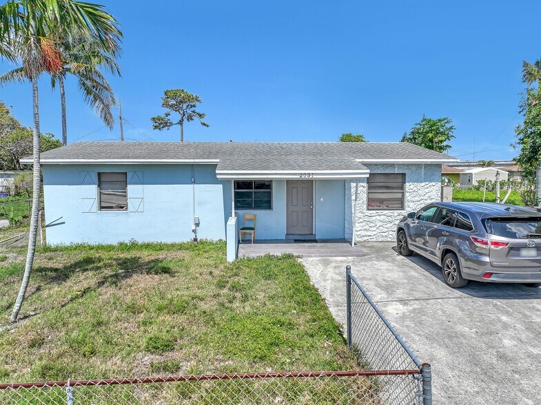 2031 NW 2nd Ct, Boynton Beach, FL for sale - Primary Photo - Image 1 of 1