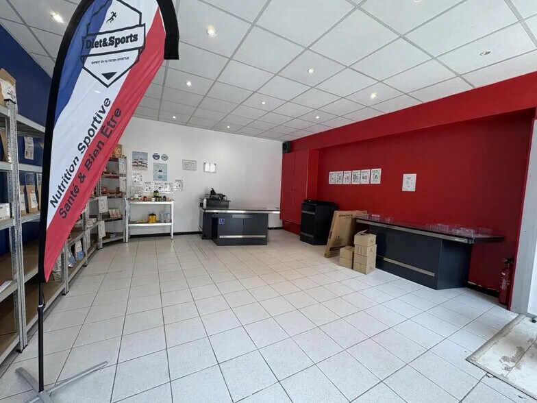 Retail in Amiens for lease - Building Photo - Image 2 of 2