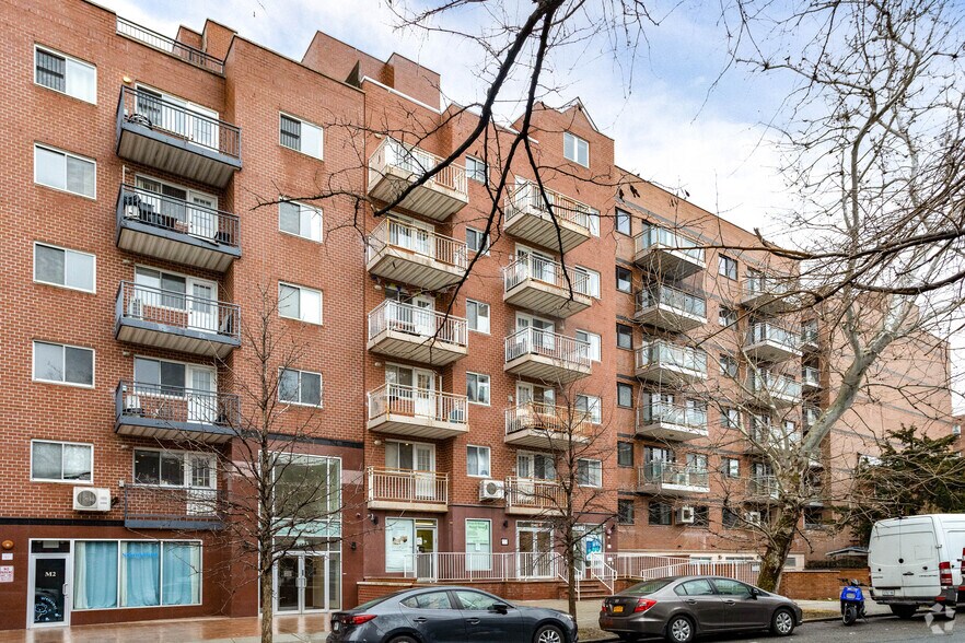 6475 Austin St, Rego Park, NY for sale - Primary Photo - Image 1 of 1