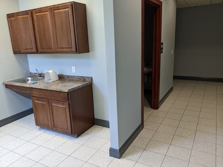 20 Scotch Rd, Ewing, NJ 08628 Ewing Corporate Center