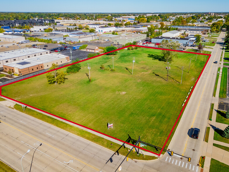 930-946 Livernois Rd, Troy, MI for sale - Building Photo - Image 3 of 6