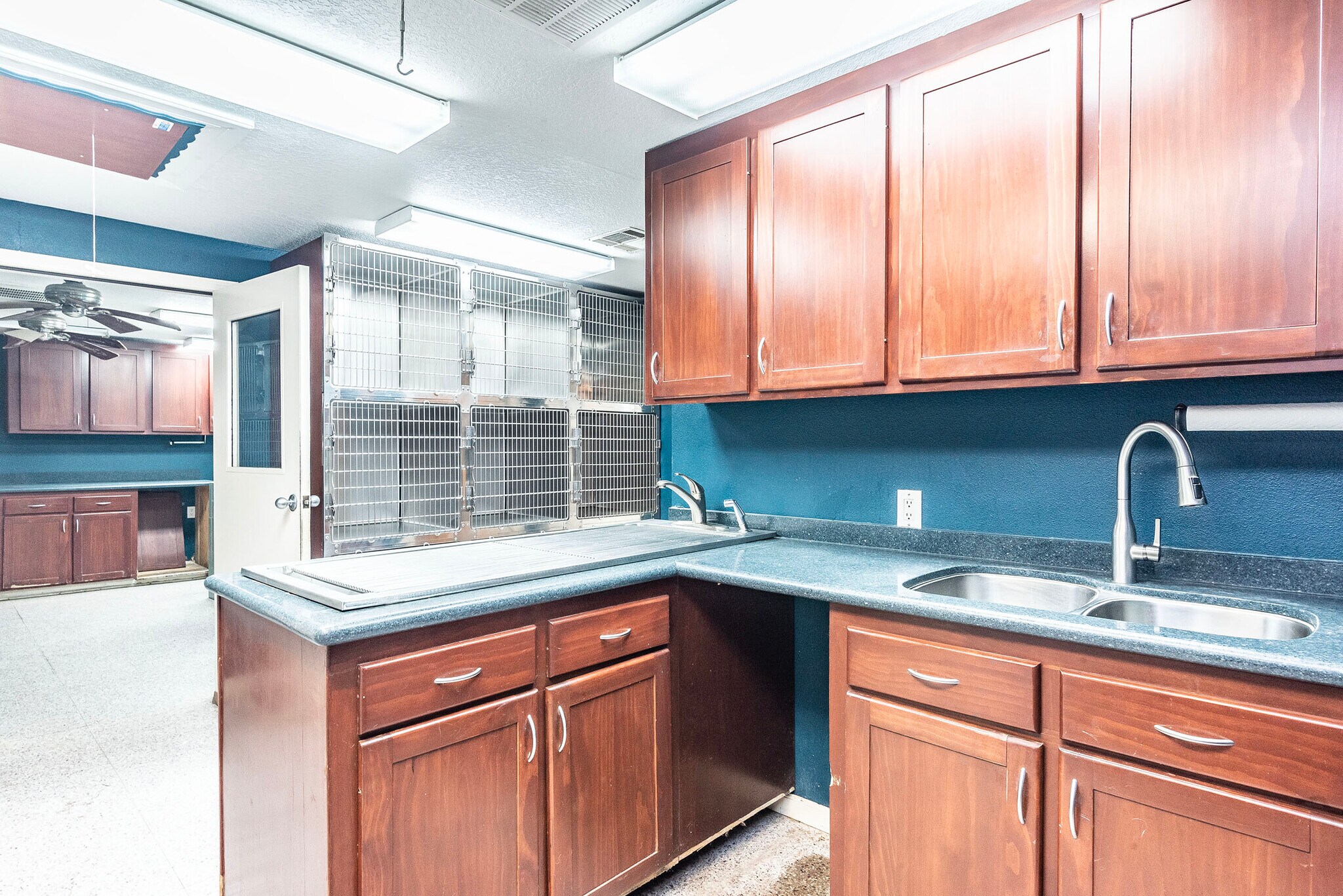 631 S Douglas St, Alvin, TX 77511 Retail for Sale