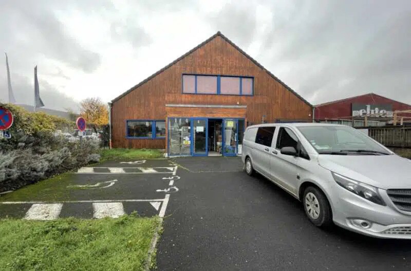 Retail in Allonne for lease - Building Photo - Image 2 of 3