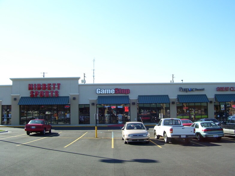 2015-2029 Walmart Way, Radcliff, KY for lease - Primary Photo - Image 1 of 6