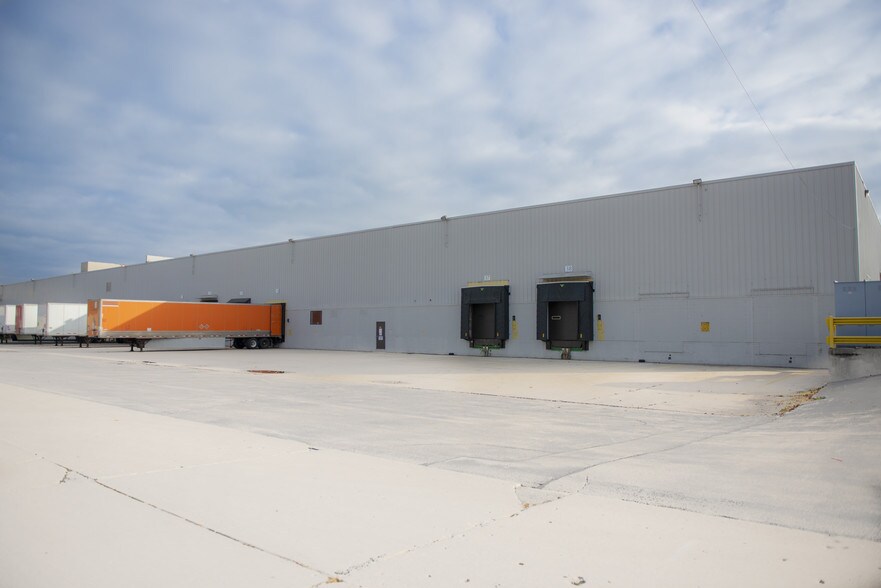 2821 Muth Ct, Sheboygan, WI for sale - Building Photo - Image 1 of 1