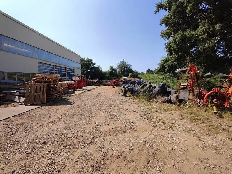 Flex in Villeneuve-de-Marc for lease - Building Photo - Image 3 of 4