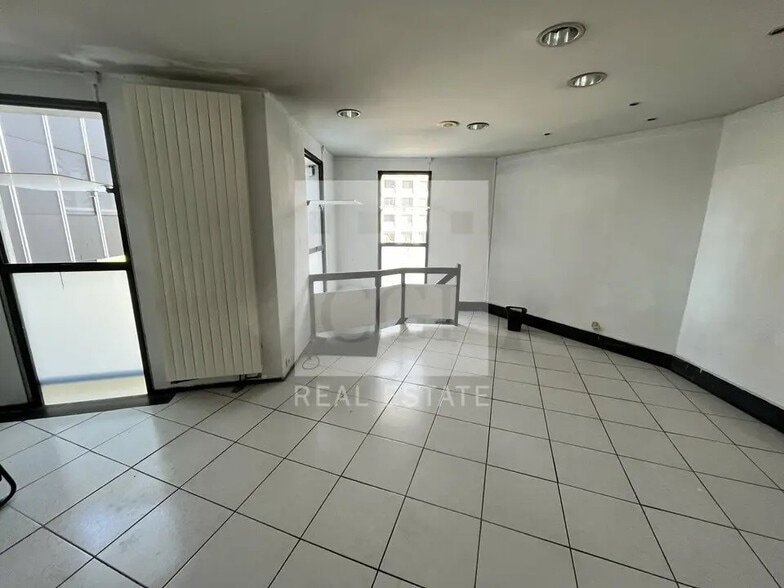 Office in Lyon for lease - Interior Photo - Image 2 of 9