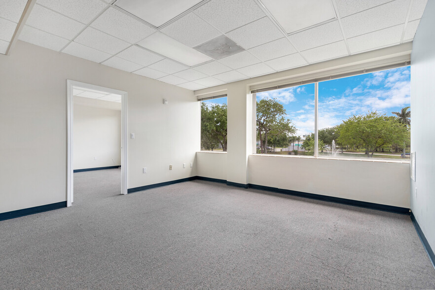 555 S Andrews Ave, Pompano Beach, FL for lease - Interior Photo - Image 3 of 47