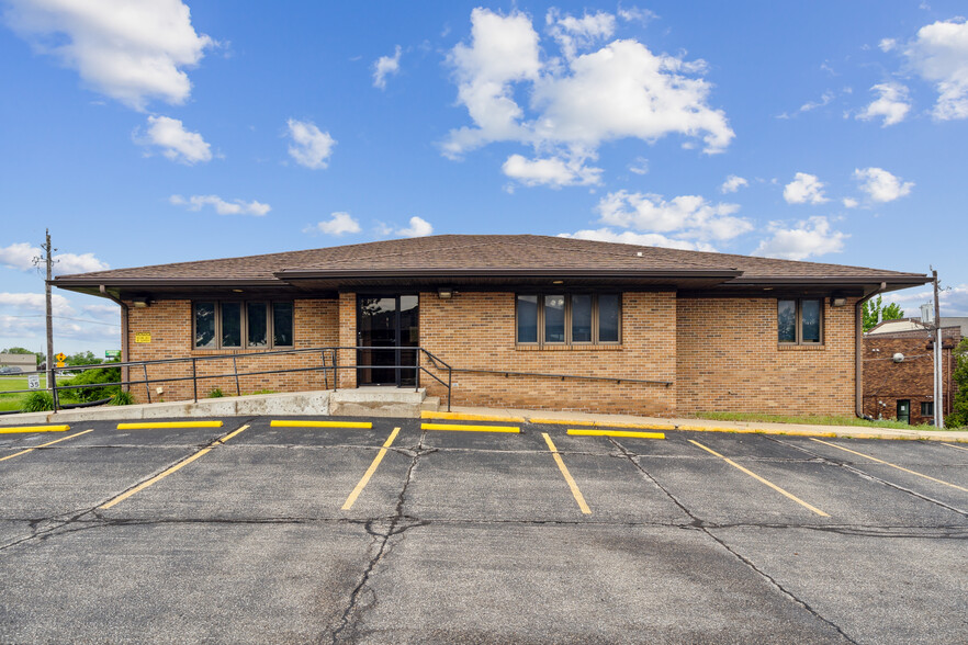 305 E San Marnan Dr, Waterloo, IA for sale - Building Photo - Image 3 of 34