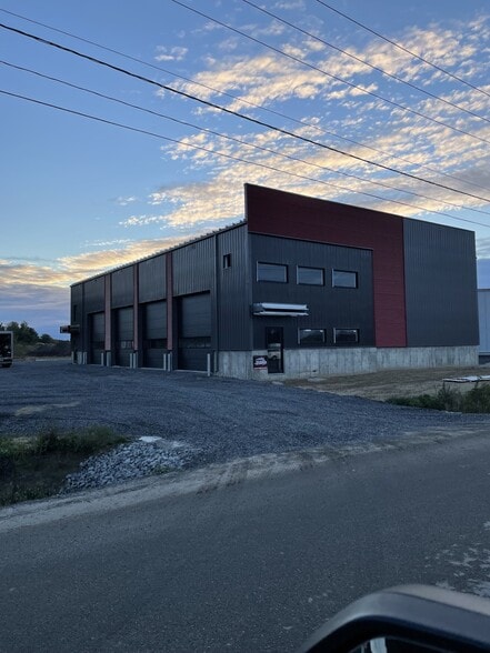 21A-21B Rue Des Metiers, Lavaltrie, QC for lease - Building Photo - Image 3 of 4