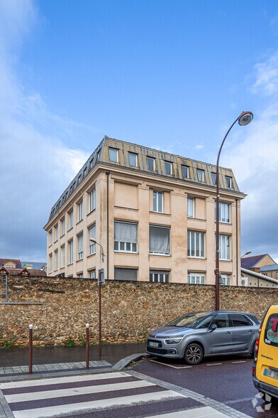 Office in Versailles for lease - Building Photo - Image 2 of 2