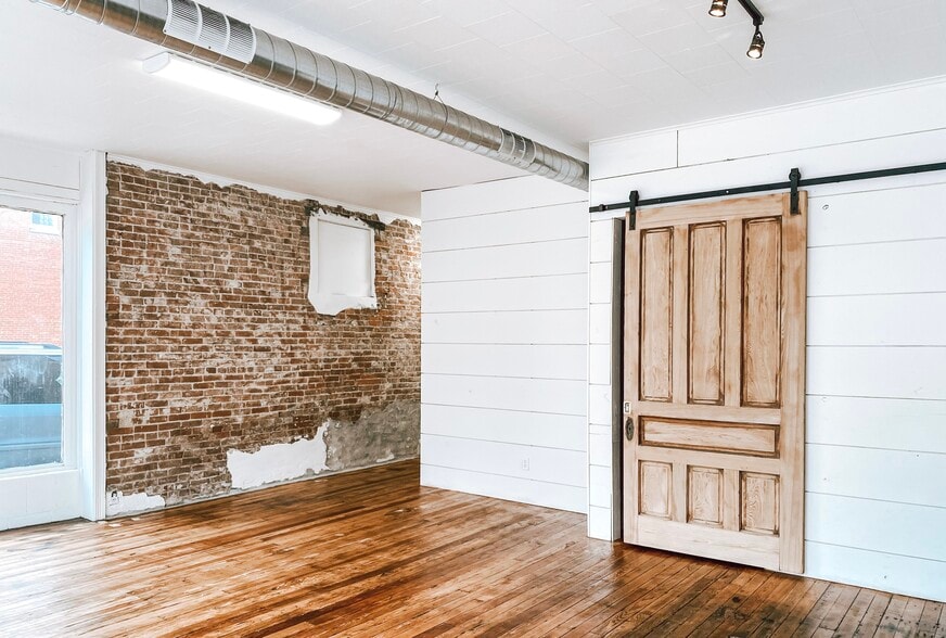 200 W Main St, Staunton, IL for lease - Primary Photo - Image 1 of 6