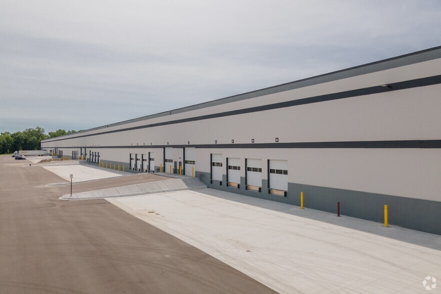 42000 Ecorse Rd, Van Buren Township, MI for lease - Building Photo - Image 2 of 5