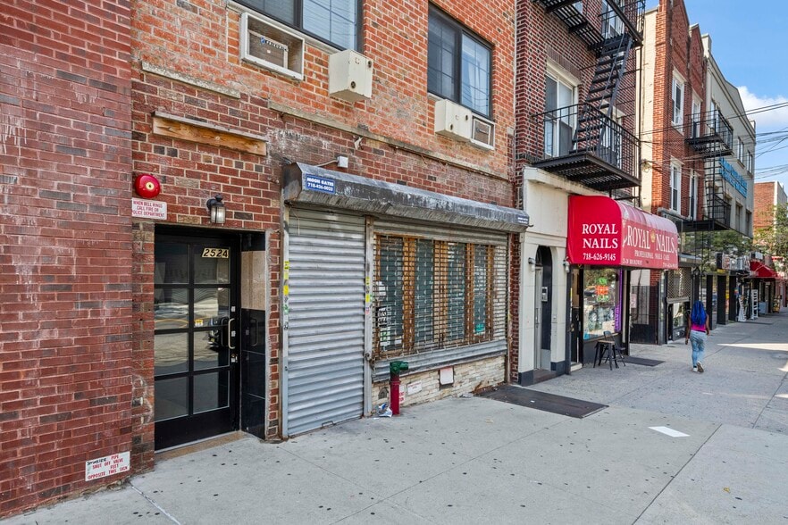 25-24 Broadway, Astoria, NY for lease - Building Photo - Image 3 of 4