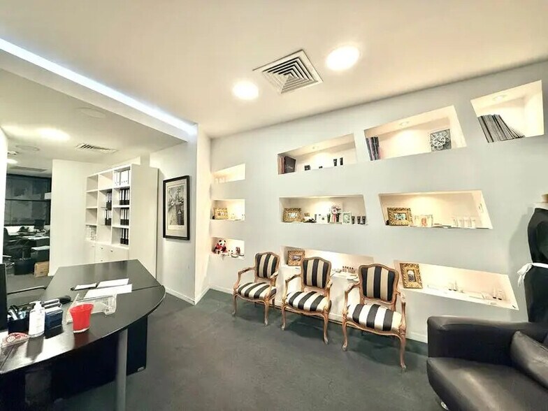 Retail in Paris for sale - Interior Photo - Image 2 of 6