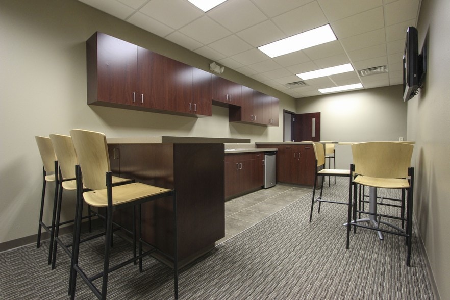 3015 Greyhound Dr, Waterloo, IA for lease - Interior Photo - Image 2 of 46