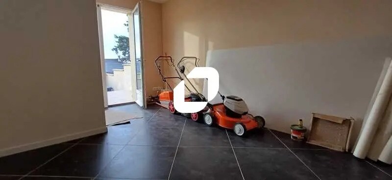 Office in Guerville for lease - Interior Photo - Image 3 of 5