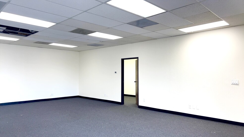 1200-1242 N San Dimas Canyon Rd, San Dimas, CA for lease - Interior Photo - Image 2 of 10