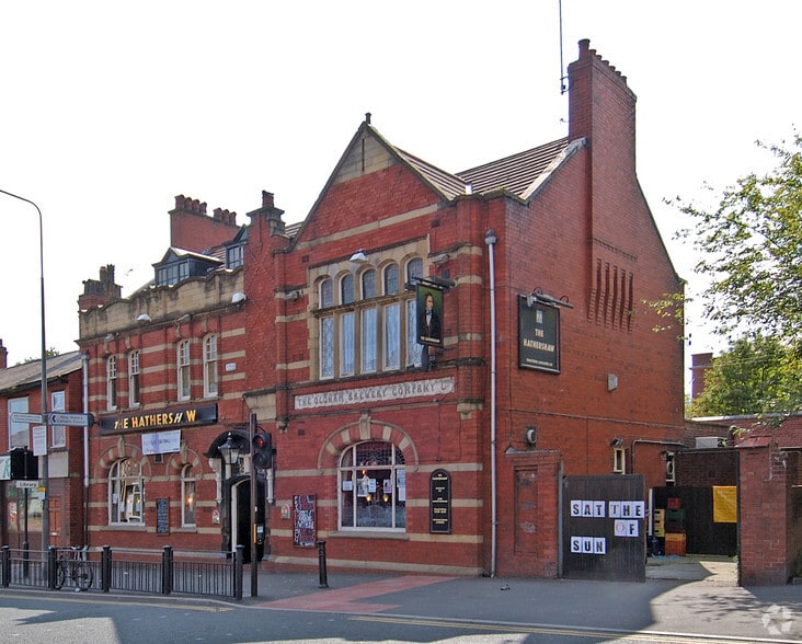 572 Ashton Rd, Oldham for sale - Primary Photo - Image 1 of 1