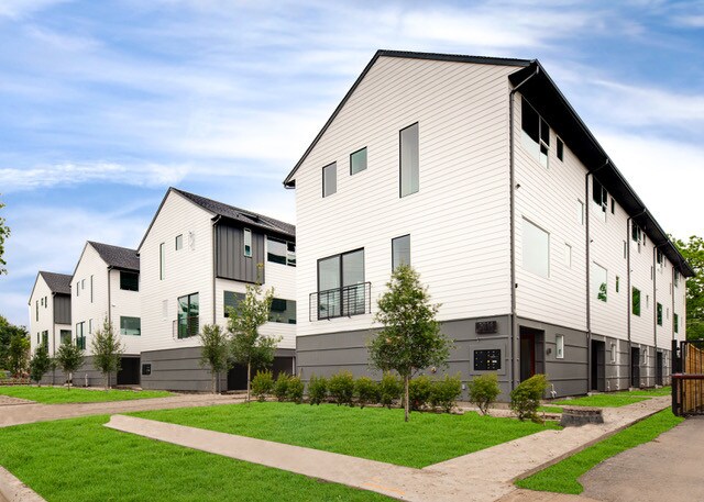 Multifamily in Dallas, TX for sale Primary Photo- Image 1 of 1