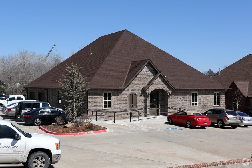 3051 Willowood Rd, Edmond, OK for lease - Primary Photo - Image 1 of 2