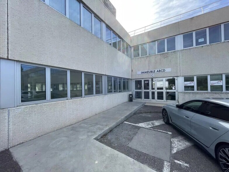 Office in Marseille for lease - Building Photo - Image 3 of 10