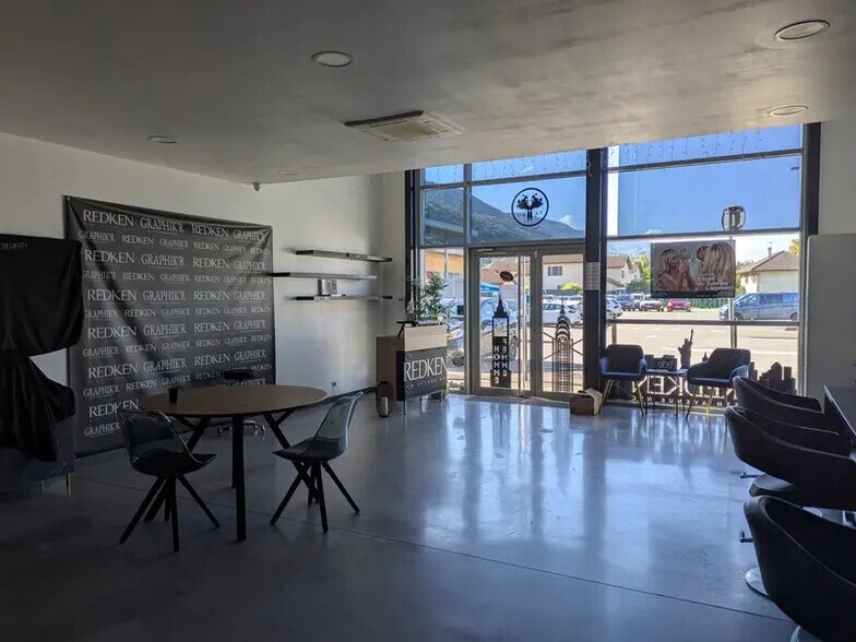 Retail in Tencin for lease - Interior Photo - Image 2 of 13