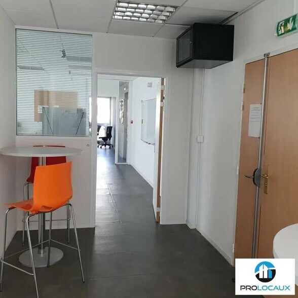 Office in Grenoble for lease - Interior Photo - Image 3 of 6