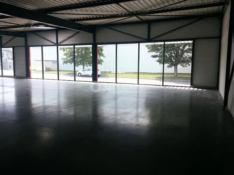 Retail in Tours for lease - Building Photo - Image 2 of 4