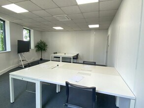 99 Rue Pereire, Saint-Germain-en-Laye for lease Interior Photo- Image 2 of 4